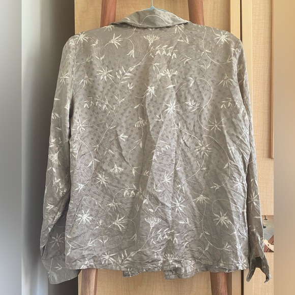 Cream/tan/grey/white silk button up top - Picture 5 of 5